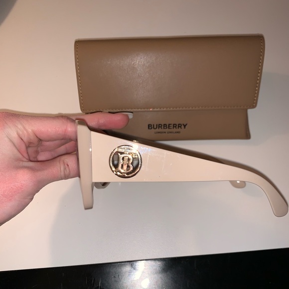 Burberry sunglasses (brand new, never worn, auth) - Picture 6 of 9